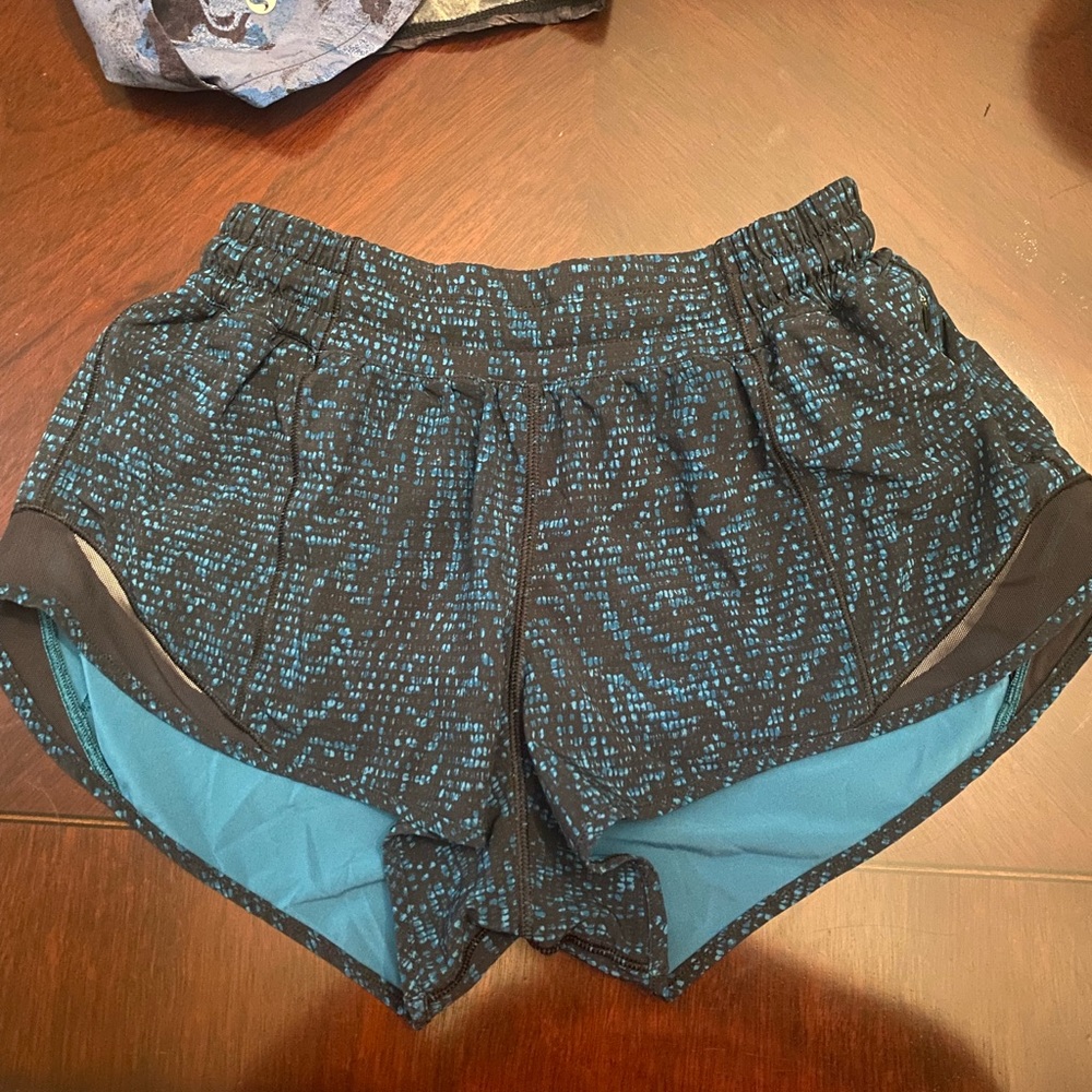 Lululemon size 6 Hotty Hot shorts